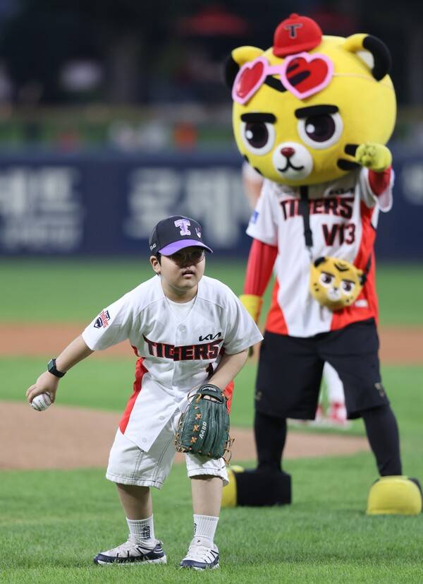 김예한 군이 조상우의 폼을 따라하며 시구에 임하고 있다. (사진=KIA 타이거즈)