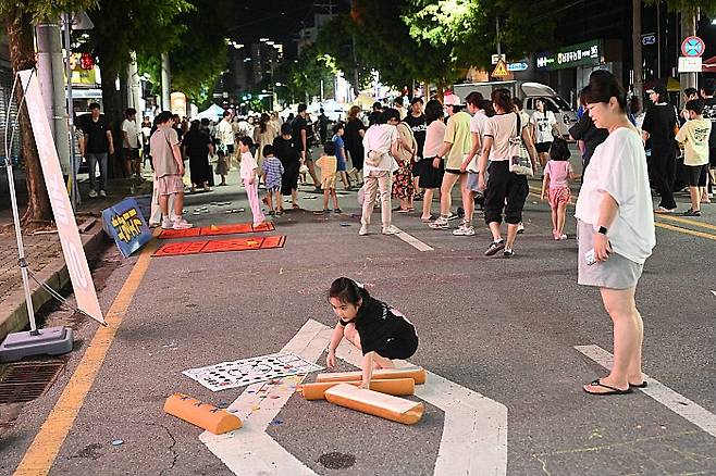 지난 6일 1만여명이 몰려 들썩였던 '군분로 글로벌 토요야시장'이 13일 광주 남구 무등시장 앞 일대 1100m 구간에서 다시 열린다. 광주 남구청 제공