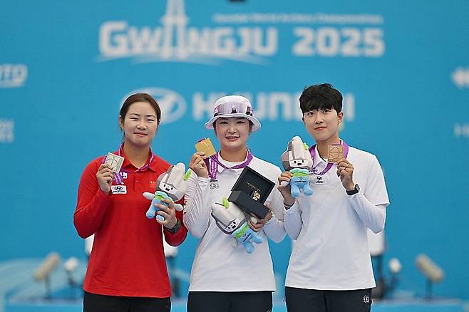 12일 오후 광주 동구 5·18민주광장에서 열린 광주2025현대세계양궁선수권대회 리커브 여자 개인전 시상식, 메달리스트들이 기념사진을 촬영하고 있다. 왼쪽부터 은메달을 수상한 중국 국가대표 주징이(Zhu Jingyi), 금메달을 수상한 대한민국 국가대표 강채영(현대모비스), 동메달을 수상한 대한민국 국가대표 안산(광주은행). [뉴시스DB]