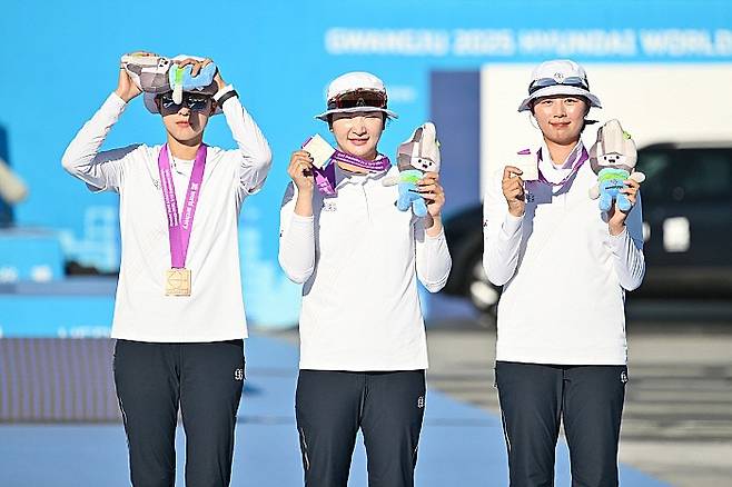 10일 오후 광주 동구 5·18민주광장에서 열린 광주2025현대세계양궁선수권대회 리커브 여성 단체전, 대한민국 국가대표팀이 동메달을 수여받은 뒤 기념사진을 촬영하고 있다. 왼쪽부터 안산·강채영·임시현. [뉴시스DB]