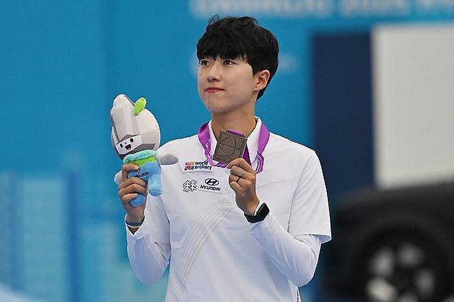12일 오후 광주 동구 5·18민주광장에서 열린 광주2025현대세계양궁선수권대회 리커브 여자 개인전 시상식, 동메달을 획득한 대한민국 국가대표 안산(광주은행)이 기념사진을 촬영하고 있다. [뉴시스DB]
