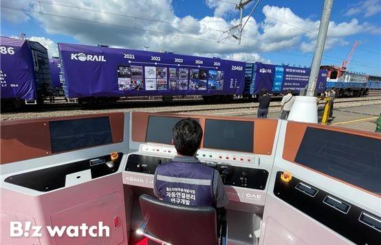 한국철도공사(코레일)가 10일 전남 영암군 대불역에서 화물열차 '자동 연결·분리 시스템' 시연회를 열었다./사진=코레일