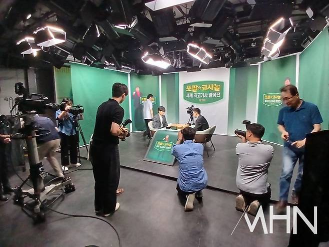 바둑TV 스튜디오를 후끈 달궈 놓은 취재 열기.(사진 MHN 엄민용 선임기자)