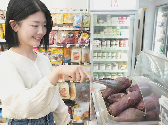 편의점에서 군고구마 상품을 고르는 모습(세븐일레븐 제공).