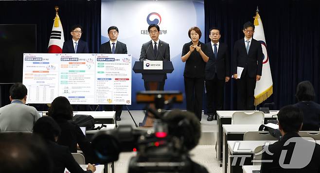 김민재 행정안전부 차관이 12일 오전 서울 종로구 정부서울청사에서 민생회복 소비쿠폰 2차 지급 관련 브리핑을 하고 있다. 2025.9.12/뉴스1 ⓒ News1 임세영 기자