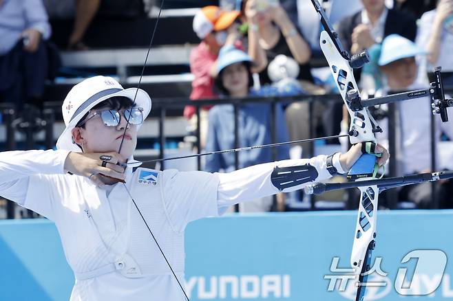 10일 오후 광주 동구 5·18민주광장에서 열린 2025 세계양궁선수권대회 리커브 혼성단체전 결승에서 한국 안산이 화살을 쏘고 있다. 2025.9.10/뉴스1 ⓒ News1 김태성 기자