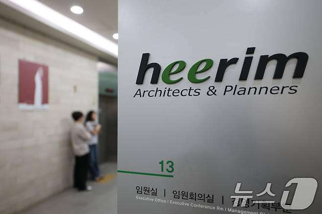 김건희 특검팀(민중기 특별검사)이 김 여사를 후원한 업체로 알려진 희림종합건축사무소(희림)에 대한 강제수사에 나선 21일 서울 강동구 희림종합건축사무소의 모습이 보이고 있다. 2025.7.21/뉴스1 ⓒ News1 이승배 기자