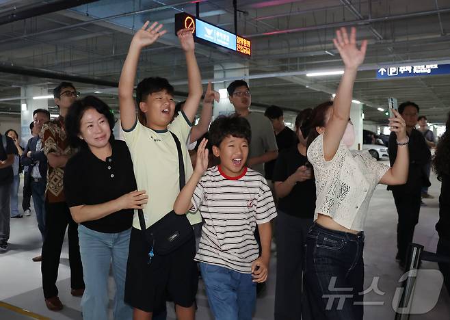 미국 이민 당국에 체포·구금됐다가 석방된 한국인 근로자 아버지가 12일 오후 인천국제공항을 통해 귀국하자 가족들이 기뻐하고 있다. (공동취재) 2025.9.12/뉴스1 ⓒ News1 박지혜 기자