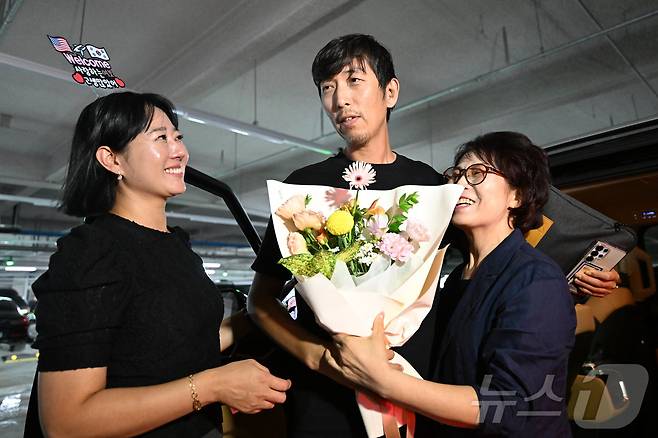 미국 이민당국에 의해 조지아주에 구금됐던 한국인 근로자들이 12일 인천국제공항 제2여객터미널을 통해 귀국한 뒤 가족들과 기뻐하고 있다. (공동취재) 2025.9.12/뉴스1 ⓒ News1 박지혜 기자