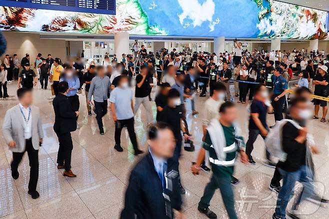 미국 이민 당국에 체포·구금됐다가 석방된 한국인 근로자들이 12일 인천국제공항 제2여객터미널을 통해 귀국하고 있다. 풀려난 한국인들은 지난 4일 미국 조지아주 엘러벨의 현대차그룹-LG에너지솔루션 배터리 합작공장 건설 현장에서 체포·구금된 지 8일 만에 고국 땅을 밟게 됐다. (공동취재) 2025.9.12/뉴스1 ⓒ News1 박지혜 기자