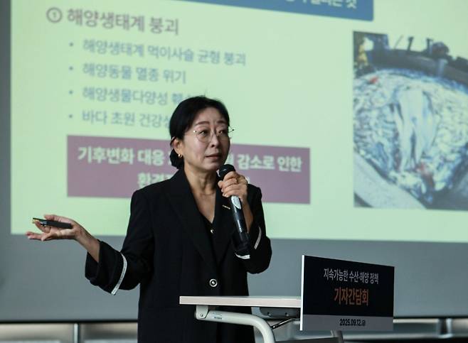 이영란 플랜오션 대표가 12일 서울 성동구 헤이그라운드에서 열린 지속가능한 수산·해양 정책 기자간담회에서 '해양동물 혼획 저감 정책'을 주제로 발표하고 있다(환경운동연합 제공). ⓒ 뉴스1