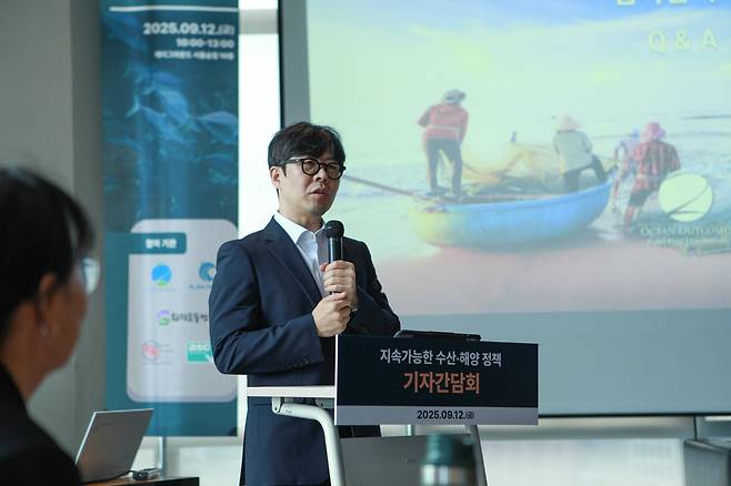 박두현 오션아웃컴즈 선임매니저가 '연근해 자원 평가 및 관리의 중요성'을 주제로 발표하고 있다(환경운동연합 제공). ⓒ 뉴스1