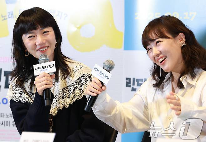 배우 배두나(왼쪽)가 12일 오후 서울 강남구 코엑스 메가박스에서 열린 영화 '린다 린다 린다'(감독 야마시타 노부히로)의 언론배급시사회 및 기자간담회에서 배우들과 오랜만에 만난 소감에 대해 말하고 있다. '린다 린다 린다'는 고교생활 마지막을 장식할 축제를 준비하는 여고생 밴드와 얼떨결에 보컬이 된 한국인 유학생 '송'의 서툴고 반짝이는 청춘을 그린 영화다. 2025.9.12/뉴스1 ⓒ News1 권현진 기자