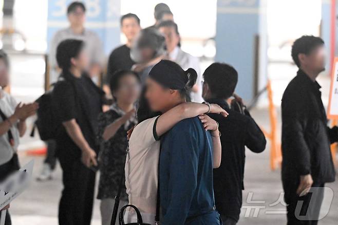 미국 조지아주 현대차그룹·LG에너지솔루션 배터리 합작 공장 건설 현장에서 체포·구금됐던 현대엔지니어링 근로자가이 12일 오후 인천국제공항을 통해 귀국한 뒤 주차장에서 가족과 만나 포옹을 하고 있다. (공동취재) 2025.9.12/뉴스1 ⓒ News1 박지혜 기자