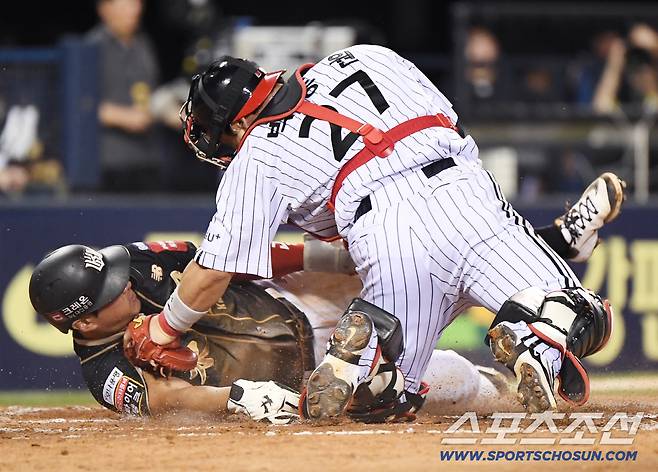 11일 서울 잠실구장에서 열린 KT-LG전. 7회초 무사 1, 3루 강현우의 희생번트 때 3루주자 황재균이 박동원의 태그를 피해 홈베이스를 터치하고 있다. 잠실=정재근 기자 cjg@sportschosun.com/2025.9.11/
