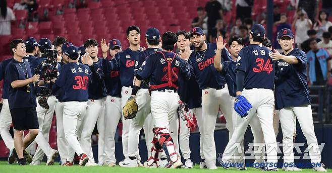 11일 광주 기아챔피언스필드에서 열린 KIA와 롯데의 경기. 롯데가 KIA에 승리했다. 경기 종료 후 승리의 기쁨을 나누고 있는 롯데 선수들. 광주=송정헌 기자songs@sportschosun.com/2025.09.11/