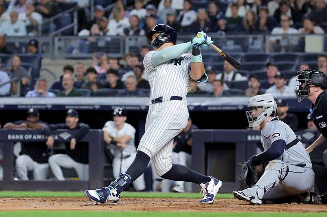 뉴욕 양키스 애런 저지가 지난 10일(한국시각) 양키스타디움에서 열린 디트로이트 타이거스전에서 1회말 홈런을 날리고 있다. Imagn Images연합뉴스