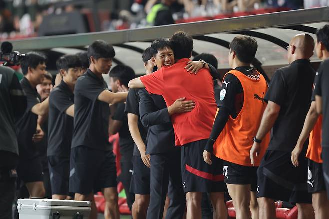 포항스틸야드/ K리그1/ 포항스틸러스 vs 광주FC/ 포항 박태하 감독, 기성용/ 포옹/ 사진 김정수