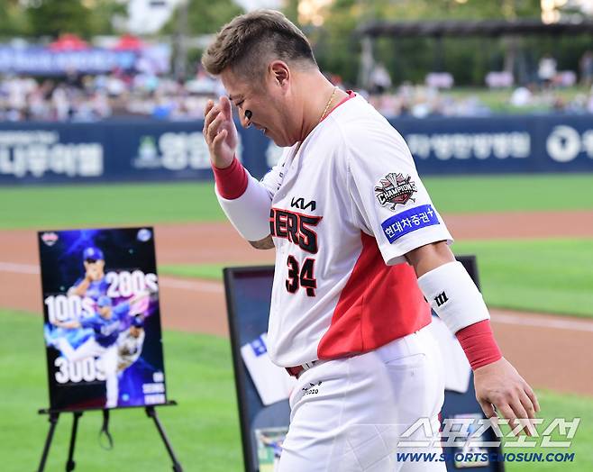 10일 광주 기아챔피언스필드에서 열린 KIA와 삼성의 경기. 삼성 오승환 은퇴투어 행사가 열렸다. 오승환에게 개인적인 감사패 건네고 눈물 보인 KIA 최형우. 광주=송정헌 기자songs@sportschosun.com/2025.09.10/