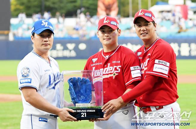 11일 대구 라이온즈파크에서 열린 삼성 라이온즈와 SSG 랜더스의 경기를 앞두고 오승환 은퇴 투어가 진행됐다. 오승환이 조병현, 김광현과 함께 기념촬영을 하고 있다. 대구=박재만 기자 pjm@sportschosun.com/2025.09.11/