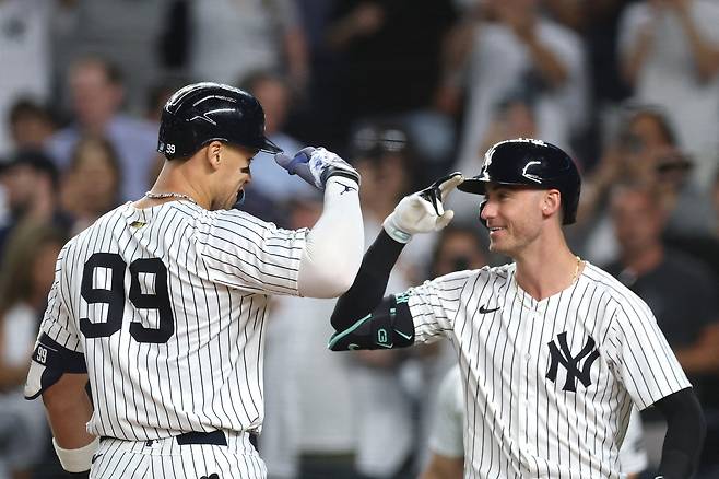 NEW YORK, NEW YORK - SEPTEMBER 11: (L-R) Aaron Judge #99 of the New York Yankees celebrates with Cody Bellinger #35 after hitting a home run against Tyler Holton #87 of the Detroit Tigers during the first inning at Yankee Stadium on September 11, 2025 in the Bronx borough of New York City. Members of the New York Yankees were given permission by MLB to wear FDNY and NYPD hats tonight, honoring the fallen first responders of 9/11. Ishika Samant/Getty Images/AFP (Photo by Ishika Samant / GETTY IMAGES NORTH AMERICA / Getty Images via AFP) 연합뉴스