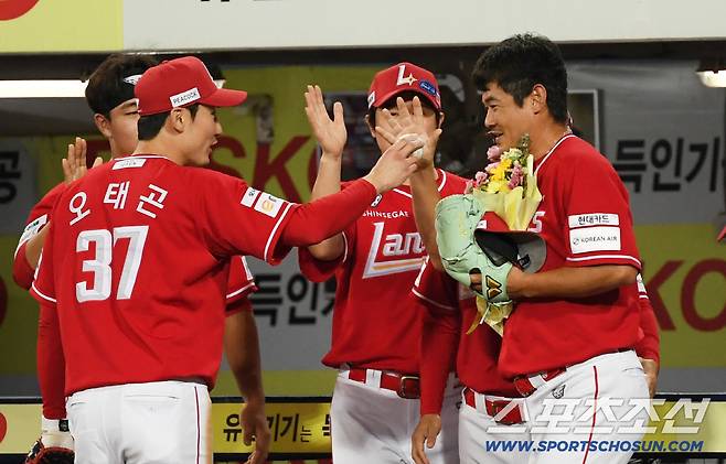 11일 대구 라이온즈파크에서 열린 삼성 라이온즈와 SSG 랜더스의 경기. KBO리그 최초 3시즌 연속 30홀드를 기록한 SSG 노경은이 동료들의 축하를 받고 있다. 대구=박재만 기자 pjm@sportschosun.com/2025.09.11/