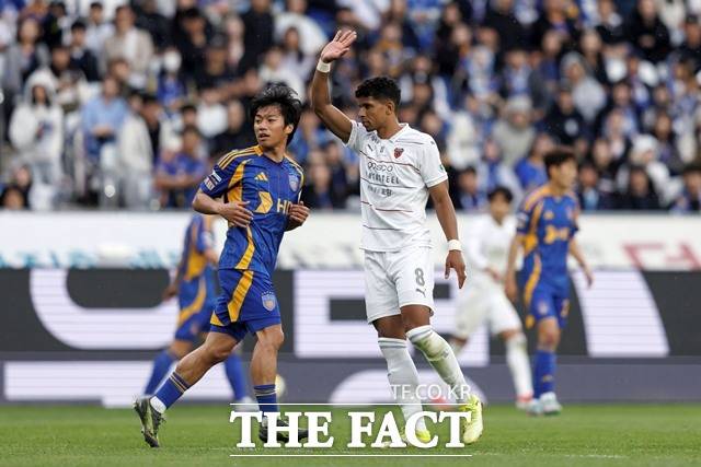 올 시즌 세 번째 '동해안 더비'를 펼치는 포항과 울산 경기./K리그