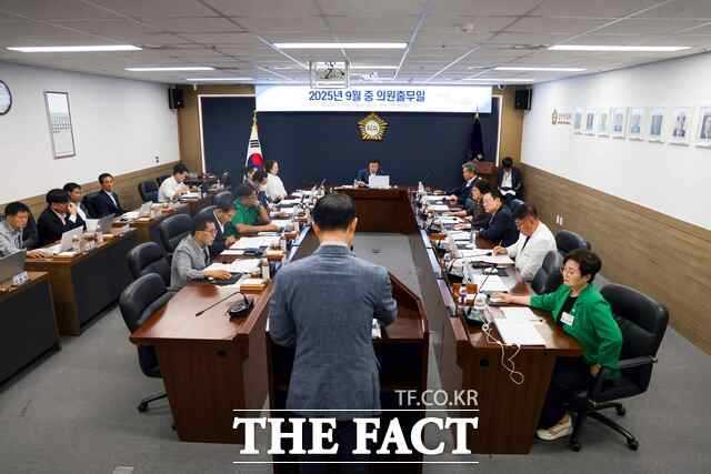 당진시의회는 11일 의회 대회의실에서 ‘9월 중 의원출무일’을 개최했다. /당진시의회