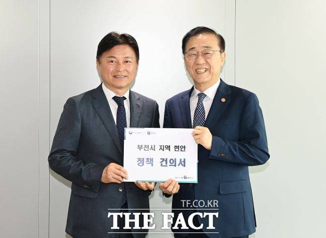 조용익 부천시장(왼쪽)이 김윤덕 국토부 장관에게 부천시 주요 사업에 대한 정부 지원을 요청했다./부천시