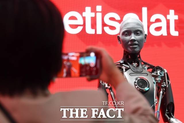 고용노동부는 12일 서울고용센터에서 열린 AI로 여는 고용서비스 오픈토크에서 신규 AI 고용서비스 4종을 선보였다. 사진은 E&의 인공지능(AI) 휴머노이드 로봇 아메카. / 본사 DB