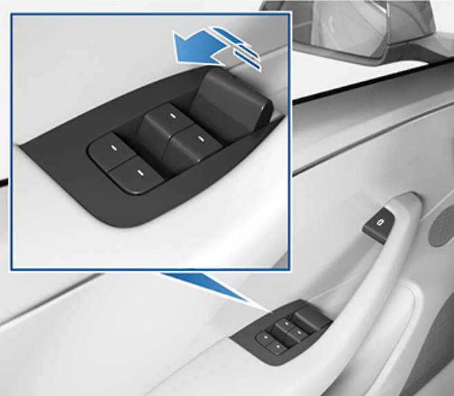 사진 : 테슬라 모델 3&nbsp;전면 도어 수동 개폐 장치