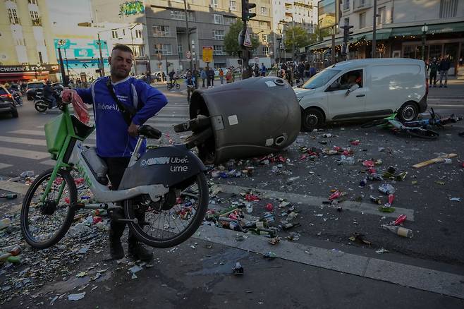 프랑스 파리 도심에서 10일 정부의 긴축 재정에 반대하는 ‘블로콩 투(모든 것을 막자)’ 시위가 벌어지면서 거리가 쓰레기 더미로 막혀 있다. /신화 연합뉴스