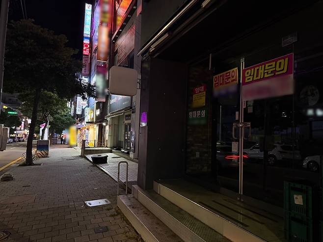 여수시 여서동에 한 거리. 저녁시간인데도 거리를 돌아다니는 사람이 없다. 20년 넘게 상인이 끊이지 않던 건물에도 이제는 ‘임대 문의’가 걸렸다./여수=홍인석