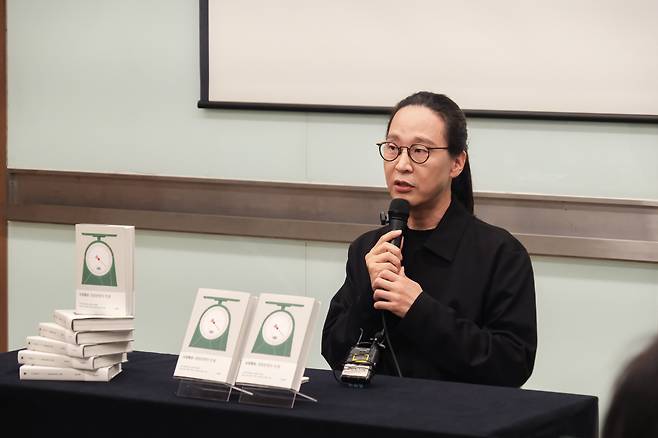 11일 서울 광화문 교보빌딩에서 열린 '시대예보: 경량문명의 탄생' 출간 기자 간담회에서 송길영 작가가 발언하고 있다. /교보문고 제공