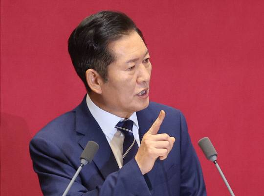 더불어민주당 정청래 대표가 지난 9일 서울 여의도 국회 본회의에서 교섭단체 대표 연설을 하고 있다. 연합뉴스