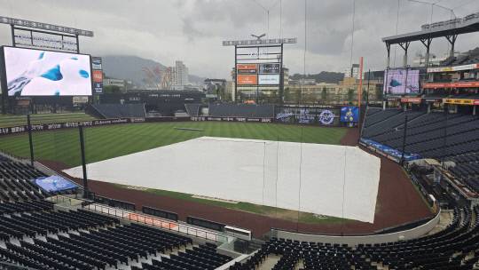 12일 2025 신한 SOL Bank KBO리그 한화이글스와 키움히어로즈의 주말 3연전을 앞두고 대전 한화생명볼파크에 대형 방수포가 쳐져있다. 이성현 기자