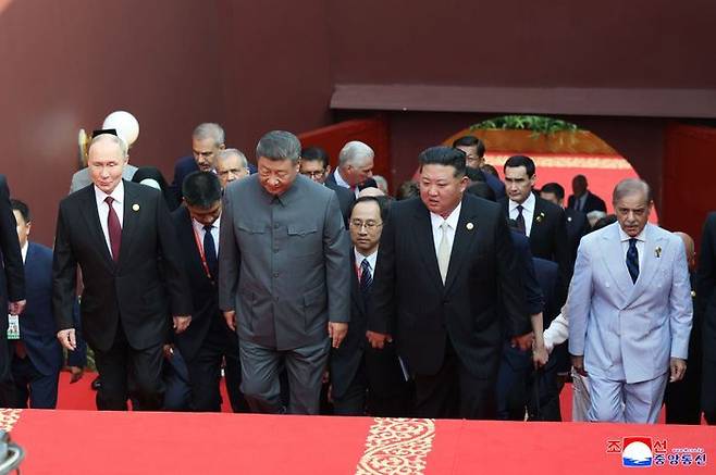 김정은 북한 국무위원장(앞줄 왼쪽에서 세번째)이 지난 3일 베이징에서 진행된 중국 전승절 80주년 기념행사에 참석했다고 조선중앙통신이 4일 보도했다. ⓒ 연합뉴스