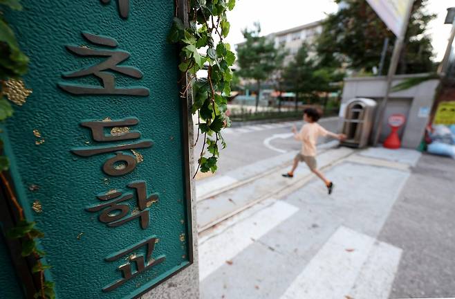 서울 서대문구 초등학교 인근에서 학생을 유괴하려고 시도한 20대 남성 3명이 경찰에 긴급 체포됐다.    서울 서대문경찰서는 지난 2일 초등학교 유괴 시도 관련 추가 신고를 접수하고 범행 차량을 추적하는 과정에서 20대 남성 3명을 긴급 체포했다고 4일 밝혔다. 이중 2명에 대해서는 사안의 중대성을 고려해 구속영장을 신청했다.    사진은 4일 서울 서대문구의 한 초등학교. 2025.09.04. 뉴시스