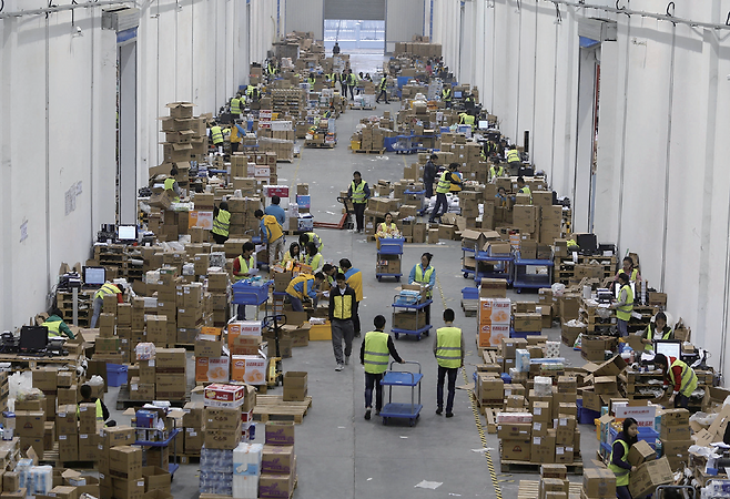 중국 택배 분류 현장. /사진 로이터연합