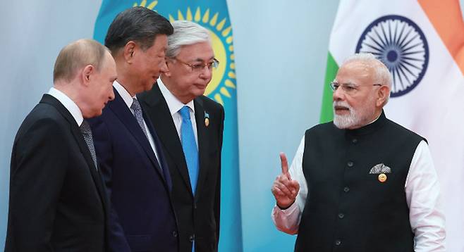 나렌드라 모디(오른쪽) 인도 총리가9월 1일 중국 톈진에서 블라디미르 푸틴 러시아 대통령,시진핑 중국 국가주석, 카심-조마르트 토카예프카자흐스탄 대통령과 회동하고 있다. /사진 연합뉴스
