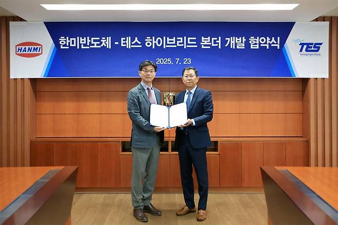 한미반도체 김민현 사장(왼쪽)과 테스 이재호 사장이 ‘하이브리드 본더’ 공동 개발 협약을 체결한 뒤 기념 촬영을 하고 있다. 한미반도체 제공