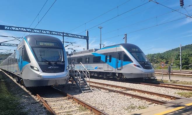 현대로템이 제작한 신규 전동차가 인천 영종도에 위치한 공항철도 정비창에서 정비를 기다리고 있다. 사진=김동호 기자