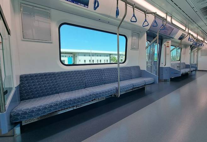 현대로템이 제작한 공항철도 신규 전동차 내부 모습. 좌석 수를 1개 줄였지만 폭을 44㎜ 로 넓혀 승객들의 편의를 높인 점이 눈에 띈다. 사진=김동호 기자