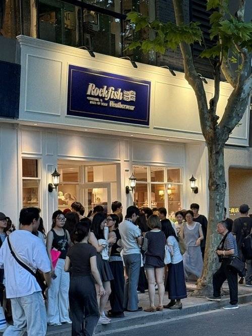 [사진: 상하이 안푸루 매장 입장 대기행렬]