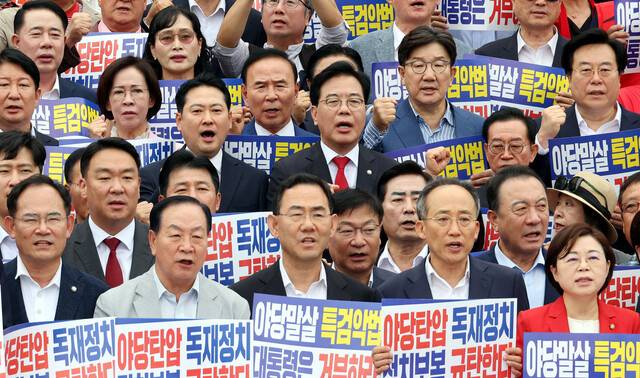 장동혁 국민의힘 대표를 비롯한 국민의힘 의원들이 12일 서울 여의도 국회 본청 앞 계단에서 열린 ‘야당 탄압 독재정치 규탄 대회’에서 “이재명, 내려오라” “정청래 내려오라”며 구호를 외치고 있다. 김경호 선임기자 jijae@hani.co.kr