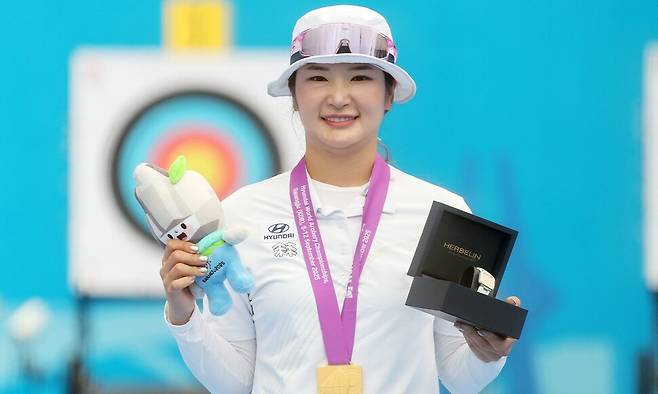 강채영(현대모비스)이 12일 광주 5·18민주광장에서 열린 2025 세계양궁선수권대회 리커브 여자 개인전에서 우승한 뒤 금메달을 목에 걸고 기념사진을 찍고 있다. 연합뉴스