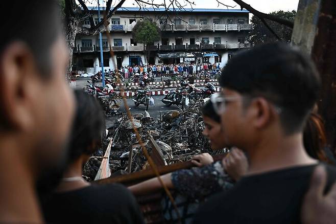 지난 11일 네팔 수도 카트만두에서 시민들이 통행 금지령이 내려진 거리를 보고 있는 모습. AFP 연합뉴스