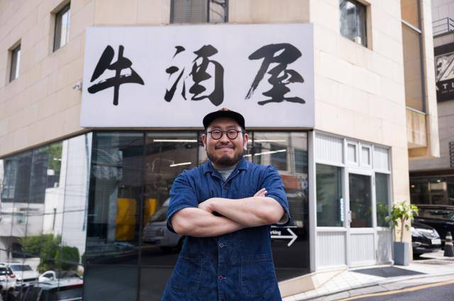 허재훈 셰프가 서울 강남구 '우주옥' 매장 앞에서 카메라를 바라보며 미소 짓고 있다. 허 셰프는 '우주옥'이 40년 넘게, 오래가는 가게가 되기를 꿈꾼다. 장준우 제공