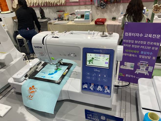 부라더미싱의 AI 접목 미싱기가 자동 자수를 하고 있는 모습. 김두용 기자&nbsp;&nbsp;