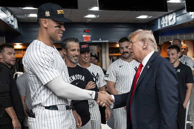 President Donald Trump shakes hands with New York Yankees Aaron Judge in the New York Yankees locker room before a baseball game against the Detroit Tigers, Thursday, Sept. 11, 2025, in New York. (Doug Mills//The New York Times via AP, Pool) POOL PHOTO; MANDATORY CREDIT/2025-09-12 08:20:06/ <저작권자 ⓒ 1980-2025 ㈜연합뉴스. 무단 전재 재배포 금지, AI 학습 및 활용 금지>